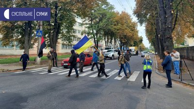"Ні вантажному транспорту". У Сумах люди влаштували акцію протесту та перекрили дорогу "Ні вантажному транспорту". У Сумах люди влаштували акцію протесту та перекрили дорогу