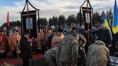 На Тернопільщині попрощалися із загиблим бійцем Тарасом Собчуком На Тернопільщині попрощалися із загиблим бійцем Тарасом Собчуком