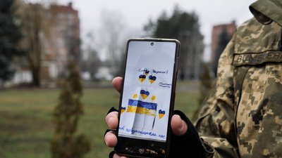 Тримав малюнок біля серця. Боєць-десантник із Сум шукає дівчинку з Лебедина, що подарувала йому малюнок Тримав малюнок біля серця. Боєць-десантник із Сум шукає дівчинку з Лебедина, що подарувала йому малюнок