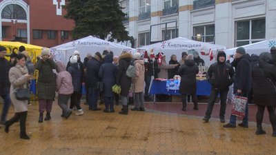 Хмельницькі волонтери провели різдвяний благодійний ярмарок. Зароблені кошти віддадуть на ЗСУ