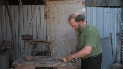 Родина з Вінниччини виготовляє металеві скоби для військових на передову Родина з Вінниччини виготовляє металеві скоби для військових на передову