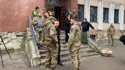 Добровольці з Тернопільщини їдуть, щоб допомогти ЗСУ Добровольці з Тернопільщини їдуть, щоб допомогти ЗСУ