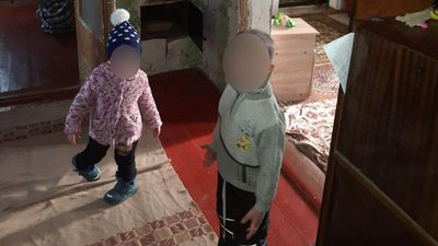 На Харківщині мати кинула двох дітей вдома без їжі: хлопчик блукав вулицею