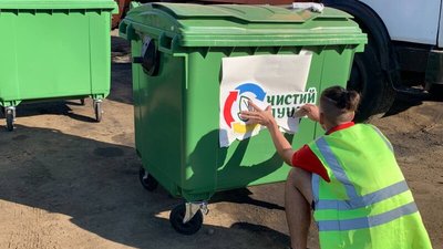 У Луцьку розпочали оновлювати сміттєві контейнери У Луцьку розпочали оновлювати сміттєві контейнери