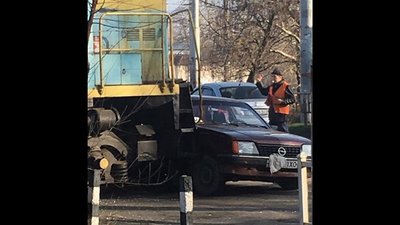 У Херсоні поїзд взяв на таран "Opel" У Херсоні поїзд взяв на таран "Opel"