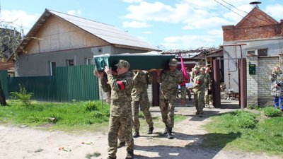 У Сумах поховали загиблого військового 27-ї артбригади Олексія Мірошніченка У Сумах поховали загиблого військового 27-ї артбригади Олексія Мірошніченка