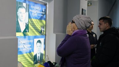 Авіакатастрофа у Броварах: у Києві відкрили меморіальну дошку двом загиблим правоохоронцям