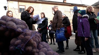 У Рівному благодійники безплатно роздавали переселенцям картоплю