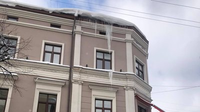 У Львові снігова брила пошкодила припаркований автомобіль У Львові снігова брила пошкодила припаркований автомобіль