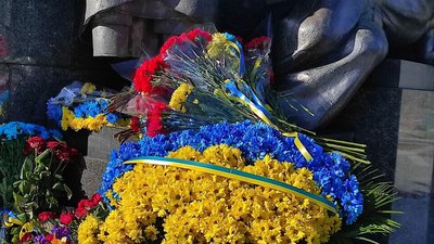 У центрі Харкова поклали квіти в пам'ять Героїв Небесної сотні У центрі Харкова поклали квіти в пам'ять Героїв Небесної сотні