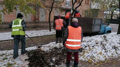Прибирають листя, двірники, ЖЕО Прибирають листя, двірники, ЖЕО