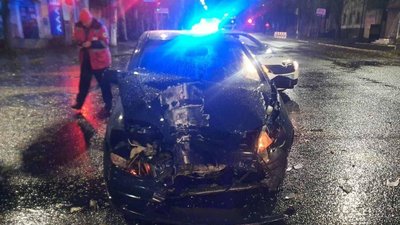 У Миколаєві легковий автомобіль зіткнувся з тролейбусом