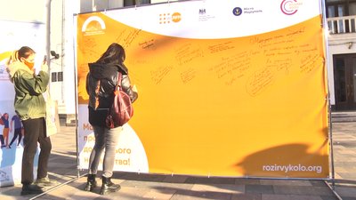 "Про це не треба мовчати": у Сєвєродонецьку та Маріуполі провели акції проти домашнього насильства "Про це не треба мовчати": у Сєвєродонецьку та Маріуполі провели акції проти домашнього насильства