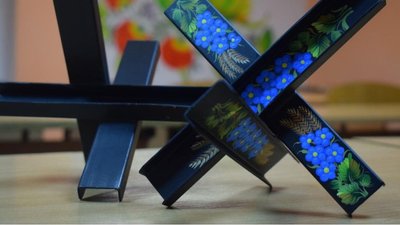 За донат на ЗСУ. У Дніпрі виготовляють сувенірні протитанкові "їжаки"
