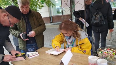 Автографсесія хмельницької письменниці Ольги Саліпи. Автографсесія хмельницької письменниці Ольги Саліпи.