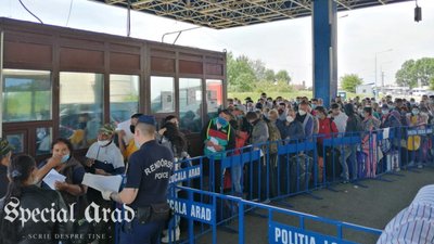 На кордоні між Угорщиною та Румунією тисячі людей скупчилися в тісні черги