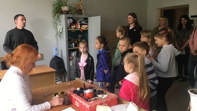 Цех, де виготовляють ляльки: у Тернополі для дітей-переселенців організували екскурсію Цех, де виготовляють ляльки: у Тернополі для дітей-переселенців організували екскурсію