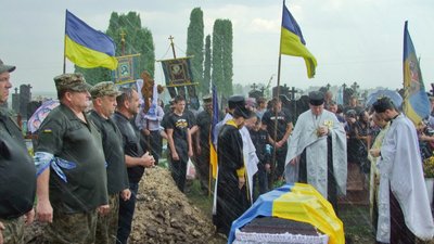 Прощання з бійцем на кладовищі у селі Залісці