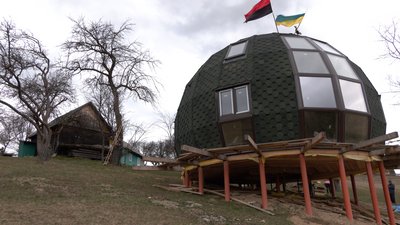 У горах Буковини військовий зводить купол для відпочинку побратимів: що потрібно для будівництва У горах Буковини військовий зводить купол для відпочинку побратимів: що потрібно для будівництва