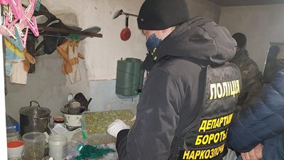 Наркотиків майже на мільйон гривень вилучили поліцейські у шести тернополян
