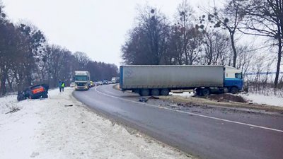 У зіткненні легковика та вантажівки на Рівненщині загинула водійка. Дитина в лікарні У зіткненні легковика та вантажівки на Рівненщині загинула водійка. Дитина в лікарні