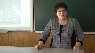 Вчителька з Кропивницького пише посібники з хімії, за якими навчаються школярі України