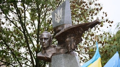 Клима Савура в бронзі "приймала" його зв'язкова: до 20-річчя відкриття в Рівному пам'ятника організатору УПА на Волині Клима Савура в бронзі "приймала" його зв'язкова: до 20-річчя відкриття в Рівному пам'ятника організатору УПА на Волині