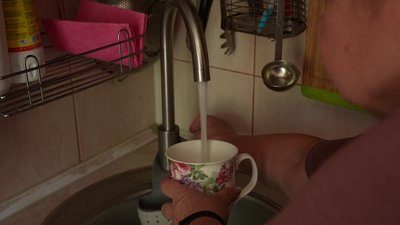 Тече вода з чорним піском та сміттям з кранів в Алчевську Луганської області