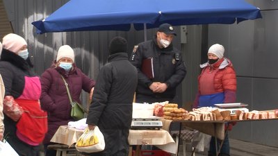 "Ми стоїмо там, де кращий прохід для людей": у Черкасах хочуть заборонити стихійний ринок "Ми стоїмо там, де кращий прохід для людей": у Черкасах хочуть заборонити стихійний ринок