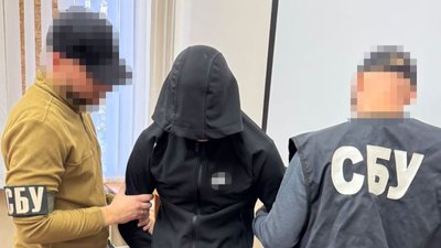 Один із підозрюваних поруч із правоохоронцями