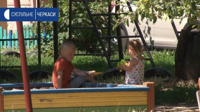 Проблемний майданчик: у Черкасах жителі двох будинків сваряться через споруду для вибивання килимів Проблемний майданчик: у Черкасах жителі двох будинків сваряться через споруду для вибивання килимів