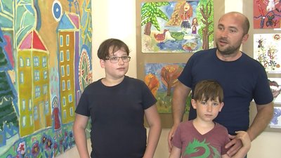 Діти-переселенці у Луцьку створили символічне панно "Повернення додому" Діти-переселенці у Луцьку створили символічне панно "Повернення додому"