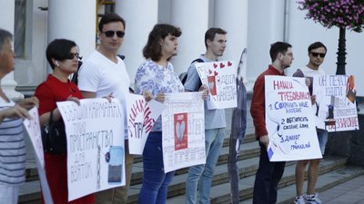 "Мінкульт, привіт". В Одесі влаштували протест під будівлею мерії через знесення друкарні Фесенка "Мінкульт, привіт". В Одесі влаштували протест під будівлею мерії через знесення друкарні Фесенка