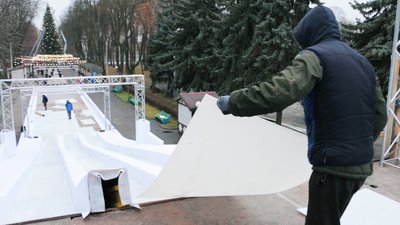 У вінницькому парку готують до запуску льодову ковзанку У вінницькому парку готують до запуску льодову ковзанку