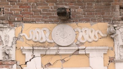 Архітектурна пам’ятка XIX сторіччя у Харкові на Полтавському Шляху, пошкоджена ракетою РФ влітку 2022 року. Квітень 2023 року. Фото: Маргарита Дежкіна/Суспільне Харків Архітектурна пам’ятка XIX сторіччя у Харкові на Полтавському Шляху, пошкоджена ракетою РФ влітку 2022 року. Квітень 2023 року. Фото: Маргарита Дежкіна/Суспільне Харків