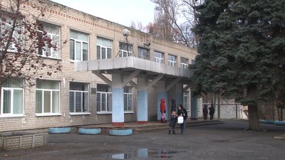 У Дніпрі батьки вимагають замінити вчительку через «надто політизовані» уроки У Дніпрі батьки вимагають замінити вчительку через «надто політизовані» уроки