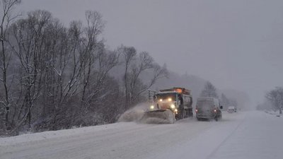 Снігоприбиральна техніка на дорозі