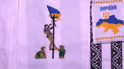 Байрактар, Мрія, Патрон і Півник на полотні: рівнянка Ольга Вус вишиває патріотичні сюжети Байрактар, Мрія, Патрон і Півник на полотні: рівнянка Ольга Вус вишиває патріотичні сюжети