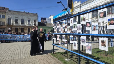 Священник, "Стіна надії", Коломия