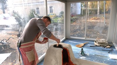 За склом: у Рівному на подвір'ї музею готують "Вуличну експозицію" За склом: у Рівному на подвір'ї музею готують "Вуличну експозицію"