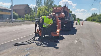 На трасі біля Луцька дорожники оновлюють розмітку та латають тріщини в асфальті На трасі біля Луцька дорожники оновлюють розмітку та латають тріщини в асфальті