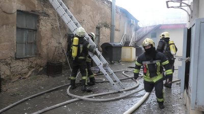 У Херсоні пожежа у житловому будинку старого фонду. Людей евакуювали