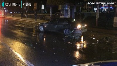 Розвертався через суцільну та вчинив ДТП: подробиці зіткнення у Рівному Розвертався через суцільну та вчинив ДТП: подробиці зіткнення у Рівному