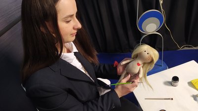 Тернополянка виготовляє тканинні ляльки за портретами людей