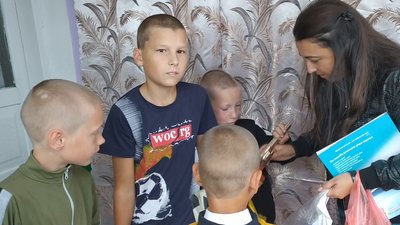 На Хмельниччині волонтери втілюють проект підтримки родин, які забрали своїх дітей з інтернатів додому. Фото: Суспільне. На Хмельниччині волонтери втілюють проект підтримки родин, які забрали своїх дітей з інтернатів додому. Фото: Суспільне.
