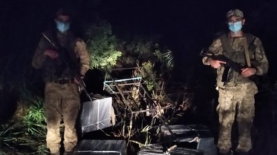 Чотири пакунки контрабандних сигарет виявили прикордонники на Закарпатті
