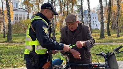 Поліцейські Тернополя роздавали світловідбивачі Поліцейські Тернополя роздавали світловідбивачі