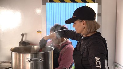 У Черкасах віряни-іноземці роздають гарячі сніданки У Черкасах віряни-іноземці роздають гарячі сніданки