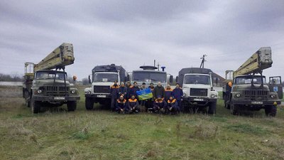 "Були вибухи та прильоти": енергетики з Кіровоградщини відновлюють електрику Херсонщини "Були вибухи та прильоти": енергетики з Кіровоградщини відновлюють електрику Херсонщини