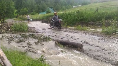 У селі Кохан на Івано-Франківщині дощ розмив дорогу